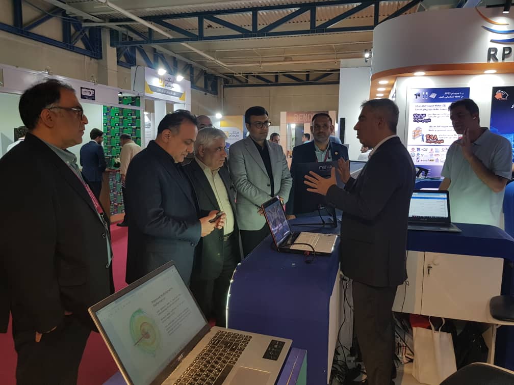 بازدید رئیس دانشگاه تربیت مدرس از غرفه پارک علم و فناوری و رونمایی از سه محصول نوآورانه در الکامپ