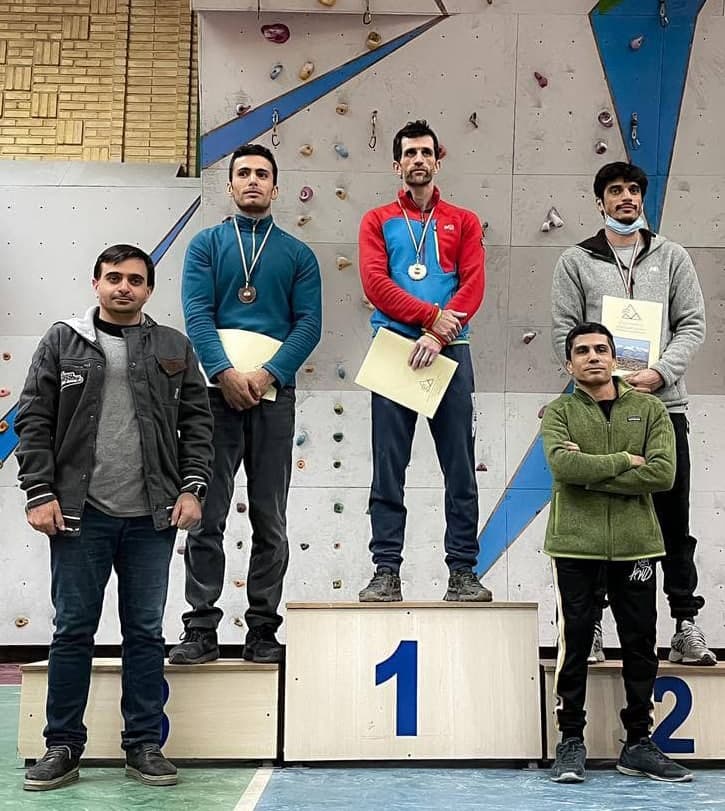 اهتزاز پرچم دانشگاه توسط آرتیمس فرشاد یگانه در مسابقات قهرمانی سنگنوردی استان تهران